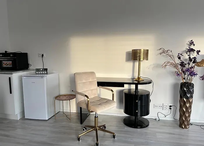 Modern Apartment Close To Tram And Airport, Free Parking